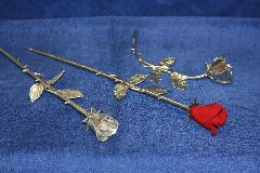 Rosen aus Zinn und Keramik